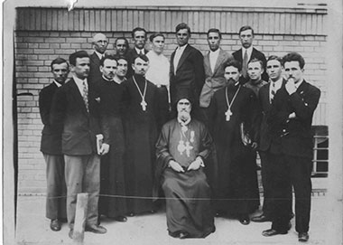 Семен Гаюк (крайній праворуч в 1-му ряду) серед викладачів і студентів-богословів Варшавського університету