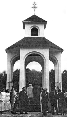 23 верасня 2004 г., в. Чыжэўшчына, цырымонія адкрыцця і асвячэння капліцы.