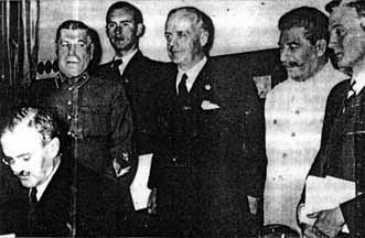 Moment podpisania paktu o nieagresji. Wiaczesław Mołotow składa podpis pod dokumentem. Moskwa, 22 sierpnia 1939 r.