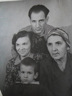 Александр Петрович Чикаленко, с женой Ниной Адольфовной, сыном Петром и матерью Ксенией Борисовной (1958).